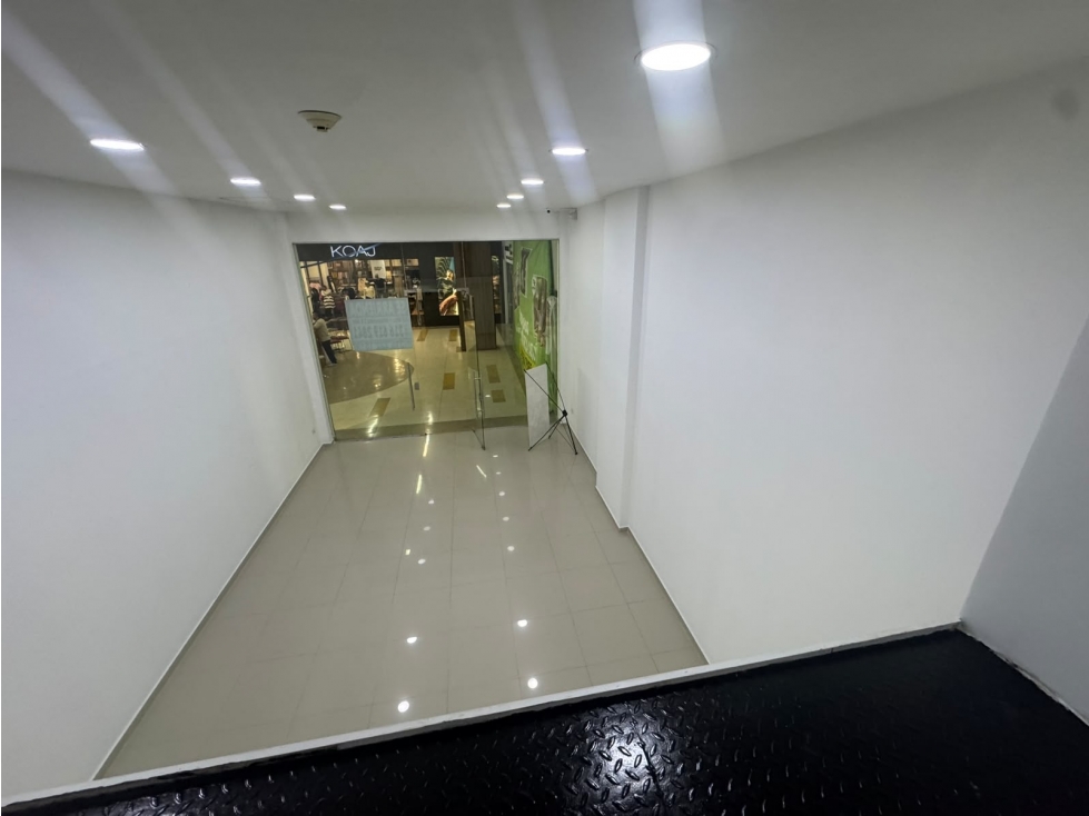 SE ARRIENDA LOCAL EN EL CENTRO COMERCIAL ARRECIFE — foto 3
