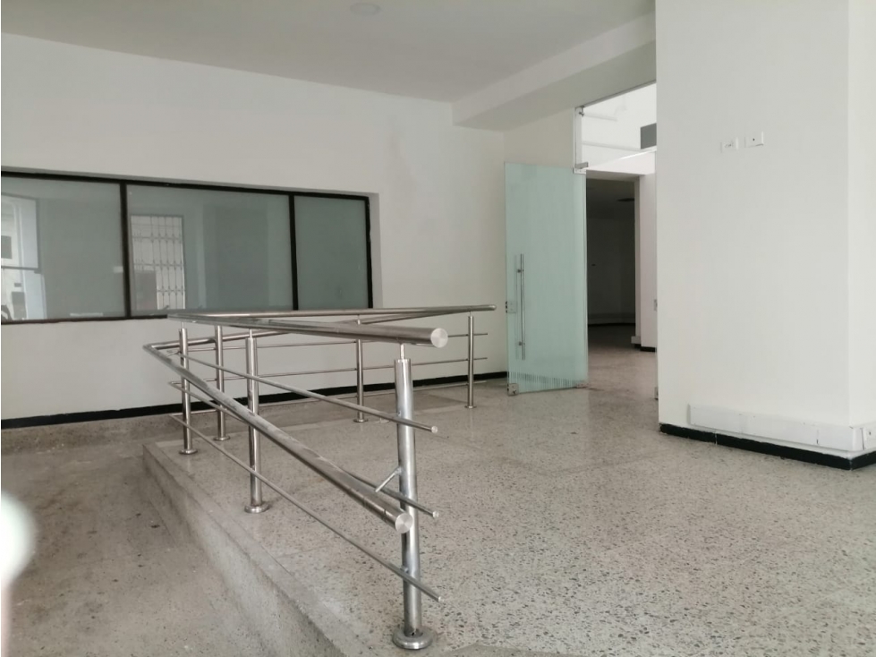 SE ARRIENDA CASA DE USO COMERCIAL FRENTE AL PARQUE BOLIVAR — foto 2