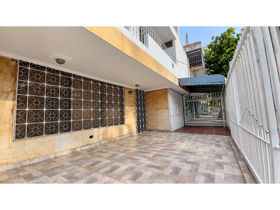 SE VENDE AMPLIA CASA EN EL SECTOR DEL HOSPITAL UNIVERSITARIO - 2