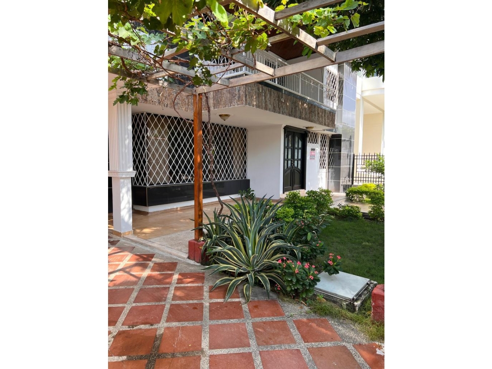 SE VENDE AMPLIA CASA EN EL SECTOR DE BAVARIA, SANTA MARTA — foto 2