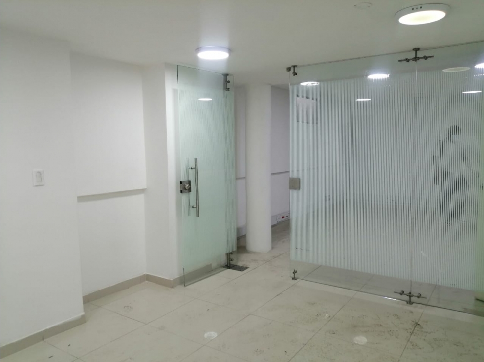 SE ARRIENDA CASA DE USO COMERCIAL FRENTE AL PARQUE BOLIVAR — foto 4