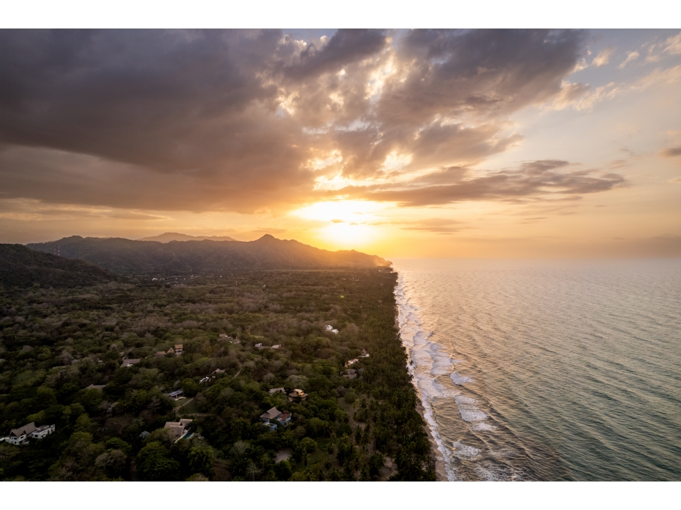 SE VENDE LOTE EN CONJUNTO UBICADO EN PRIMERA LINEA DE MAR, PALOMINO - 1