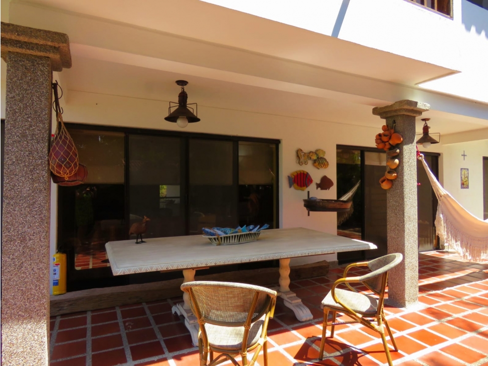 SE VENDE AMPLIA CASA CON SALIDA A LA PLAYA, SANTA MARTA — foto 2
