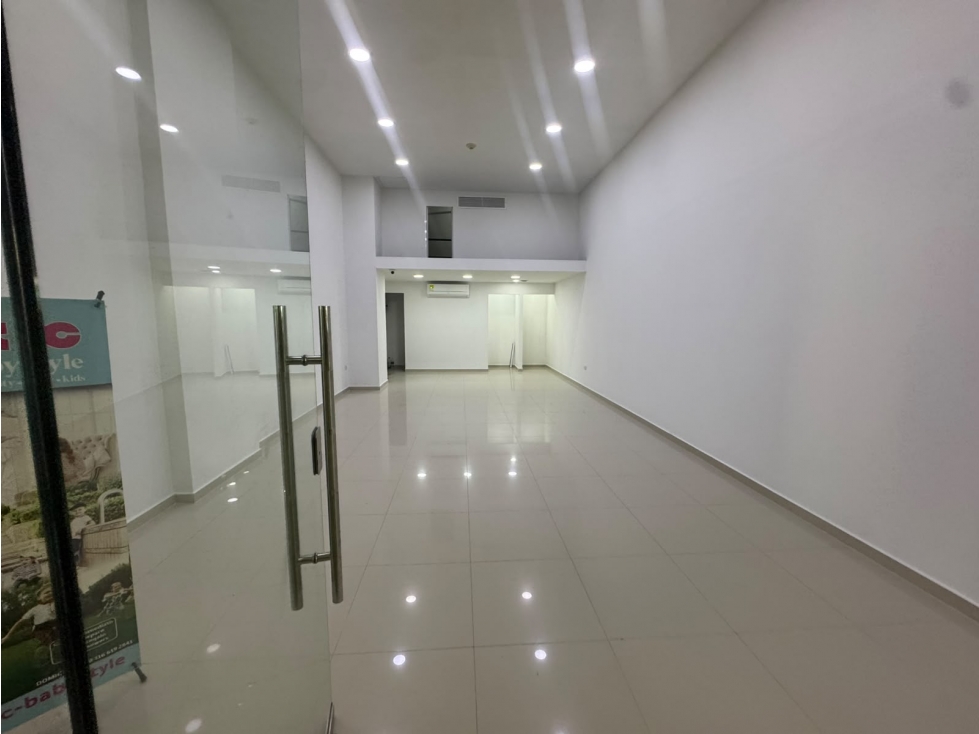 SE ARRIENDA LOCAL EN EL CENTRO COMERCIAL ARRECIFE — foto 2