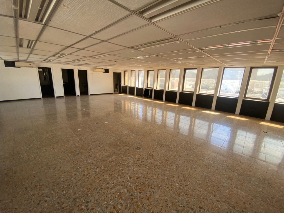 SE VENDE O ARRIENDA OFICINA CON UBICACIÓN CENTRAL, SANTA MARTA - 2