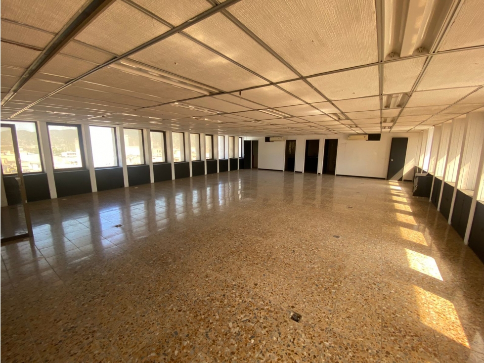SE VENDE O ARRIENDA OFICINA CON UBICACIÓN CENTRAL, SANTA MARTA - 1