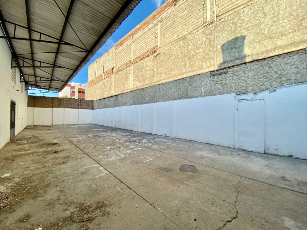 SE VENDE O ARRIENDA BODEGA UBICADA EN EL MERCADO PÚBLICO - 2