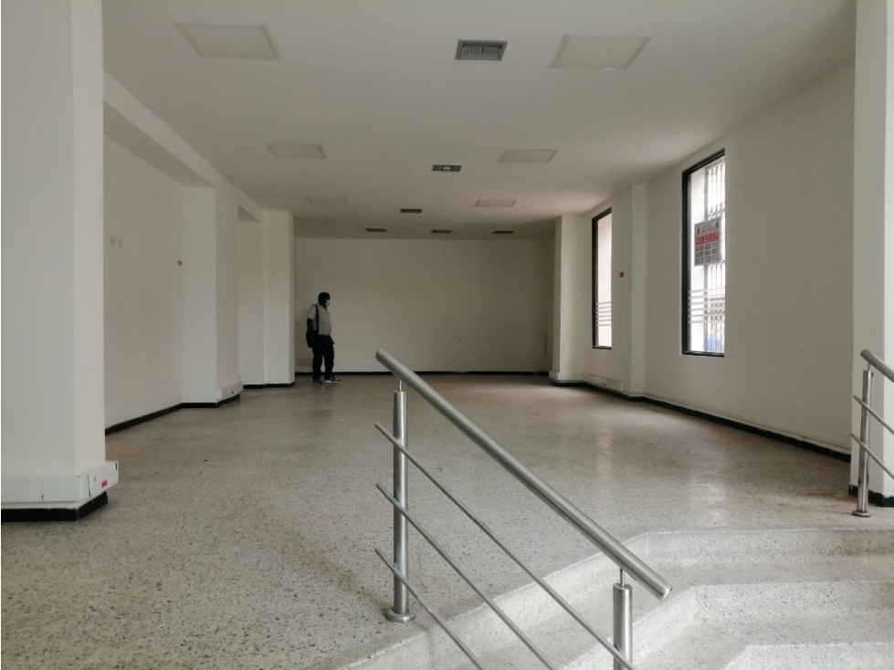 SE ARRIENDA CASA DE USO COMERCIAL FRENTE AL PARQUE BOLIVAR