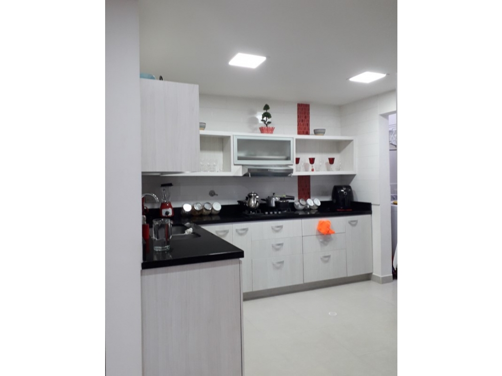 Se vende Casa Esquinera de 2 niveles, Sector Viva la Ceja — foto 2
