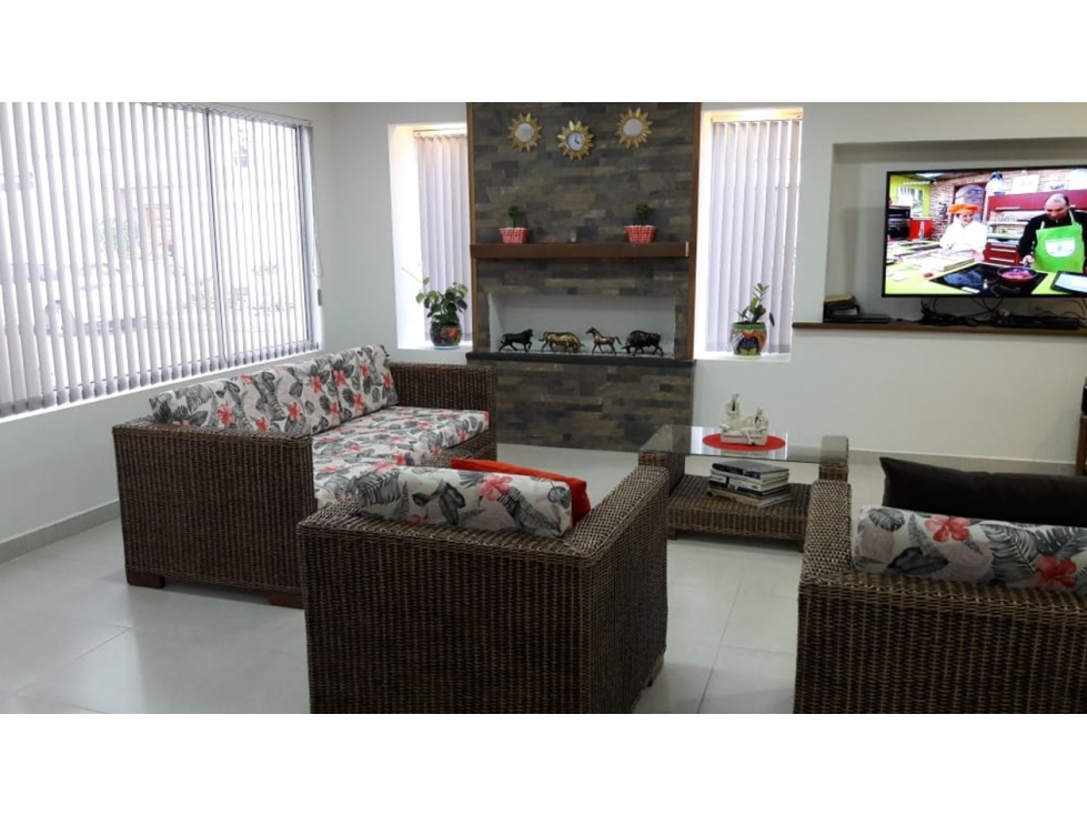Se vende Casa Esquinera de 2 niveles, Sector Viva la Ceja