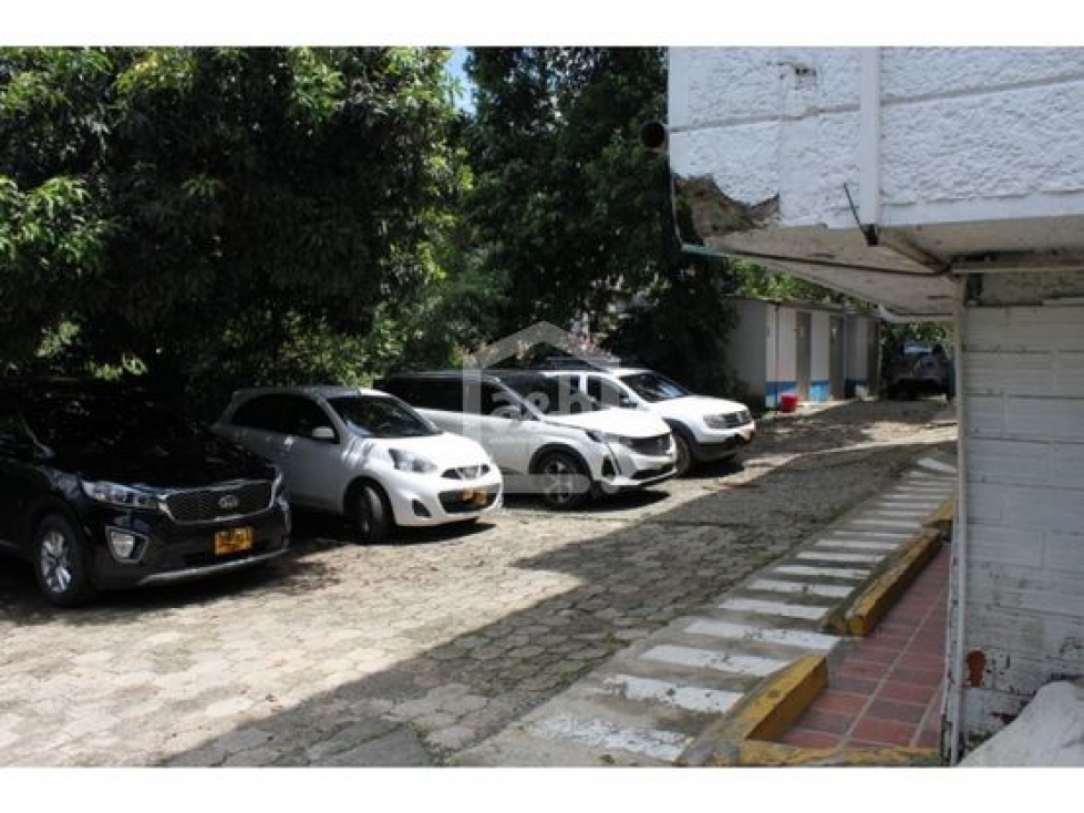 Lote vitrina en venta, sector Aguacatala, El Poblado, Medellin. — foto 2