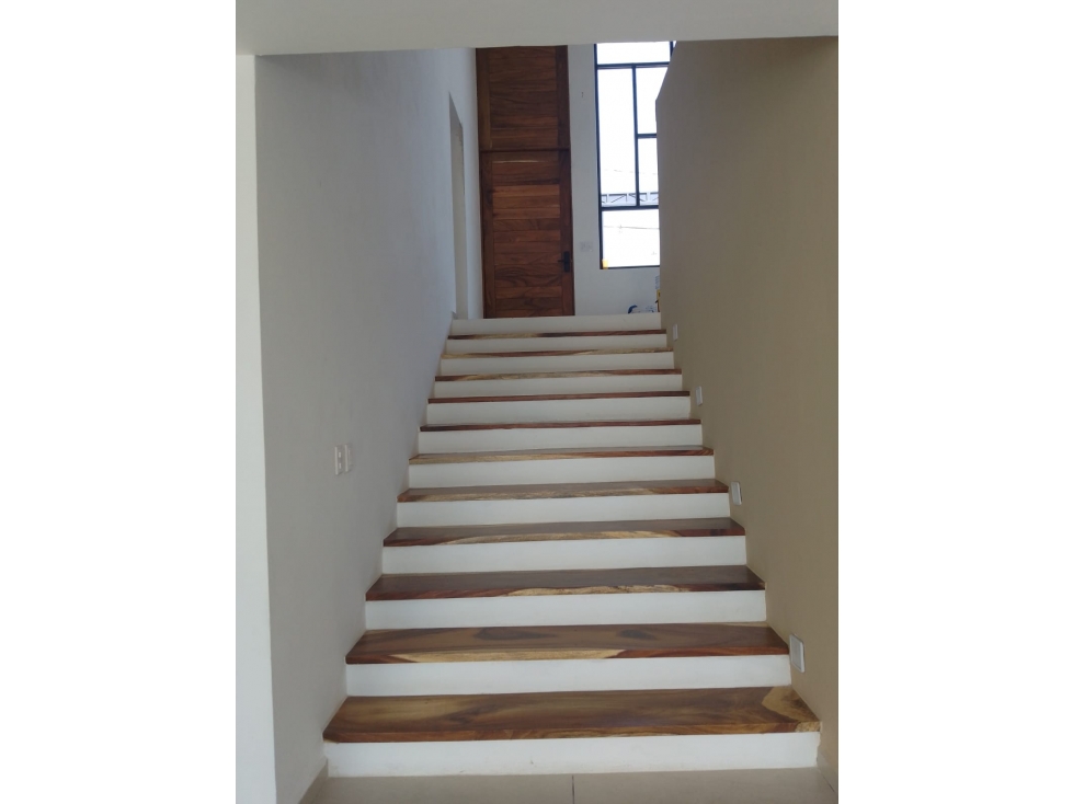 En venta casa con 4 recámaras y alberca climatizada en Burgos - 3