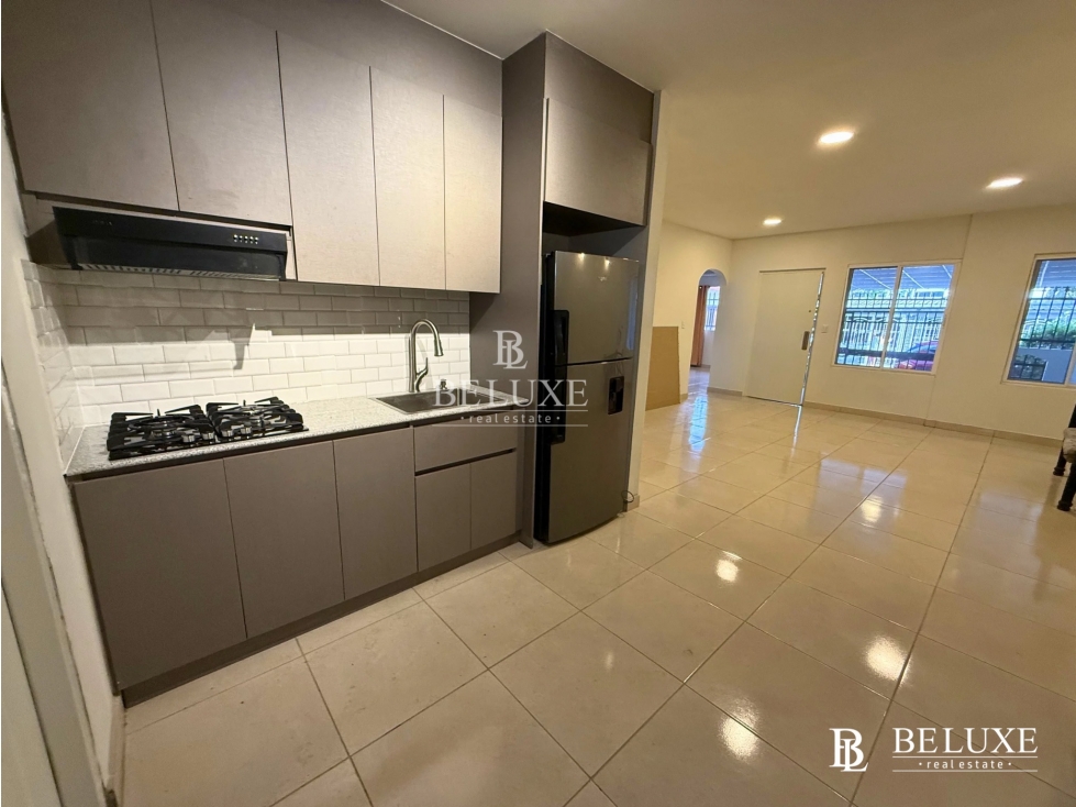 VENDO CASA PRIMERA LINEA DE VERSALLES, LAS ACACIAS (19)