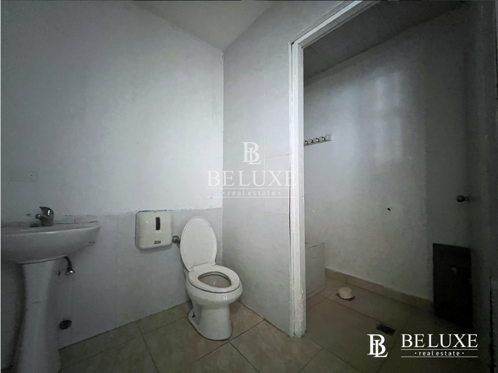 ALQUILER DE LOCAL COMERCIAL EN PLANTA BAJA, SANTA ELENA STRIP (8) — foto 4