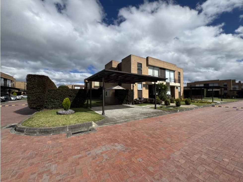 Vendo casa esquinera en la milla de oro lote amplio