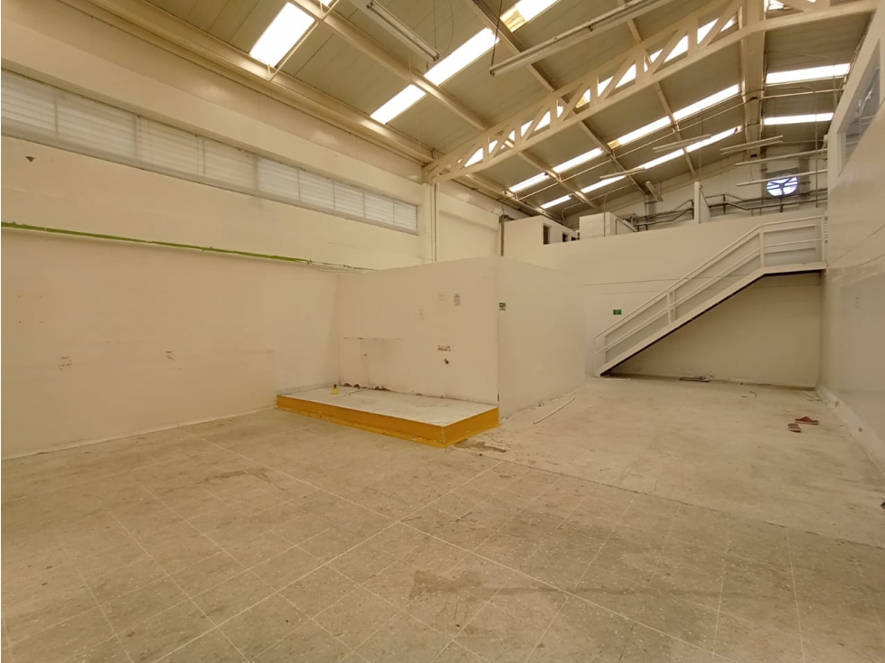 LOCAL COMERCIAL, OFICINAS O BODEGA ARRIENDO VIA MONTENEGRO - 2