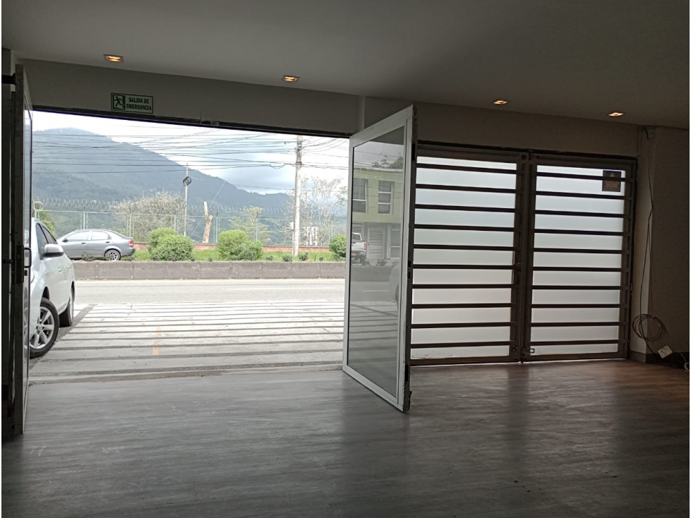 LOCAL COMERCIAL CON OFICINAS EN VENTA AV BOLIVAR NORTE — foto 3