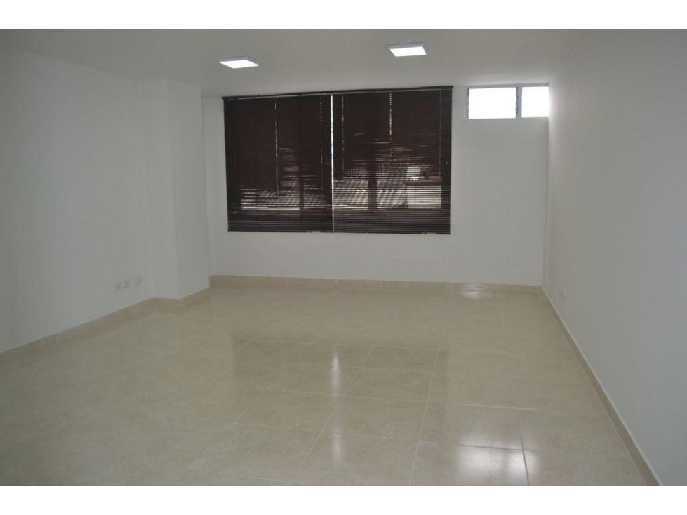 VENDO OFICINA, EDIF. SOLIDARIDAD. FRENTE PLAZA DE BOLIVAR. — foto 2