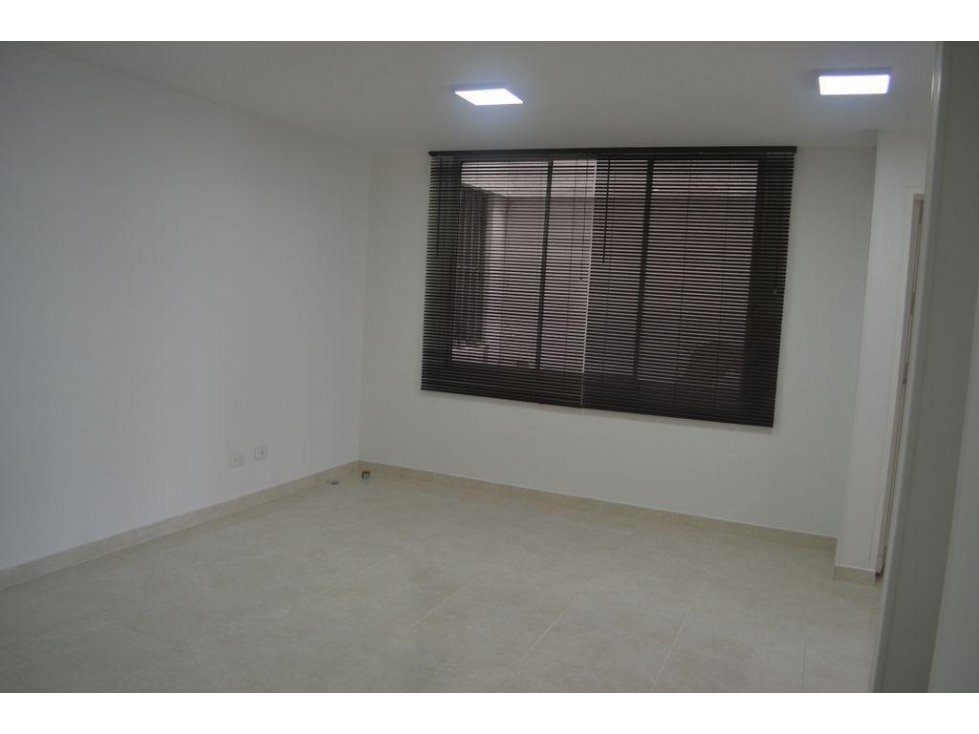 VENDO OFICINA, EDIF. SOLIDARIDAD. FRENTE PLAZA DE BOLIVAR. — foto 3