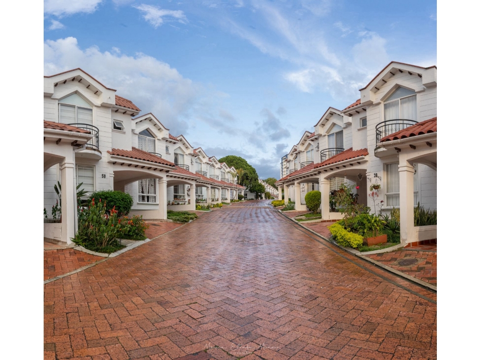 VENDO CASA EN CONJUNTO CERRADO, SECTOR LAURES