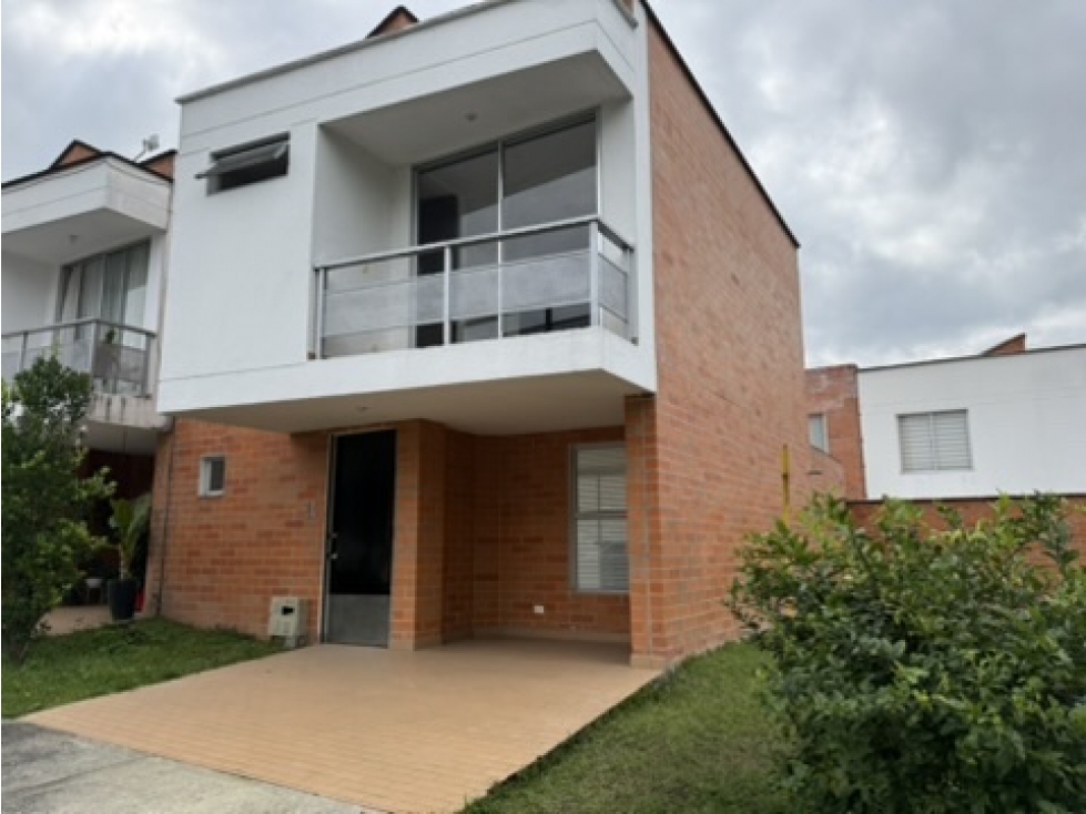 Casa esquinera de 2 pisos en conjunto cerrado