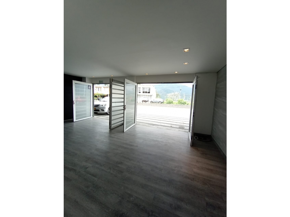 LOCAL COMERCIAL CON OFICINAS EN VENTA AV BOLIVAR NORTE — foto 4