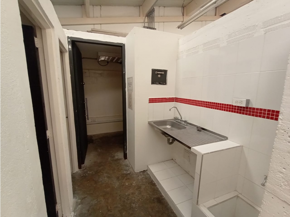 LOCAL COMERCIAL, OFICINAS O BODEGA ARRIENDO VIA MONTENEGRO - 4
