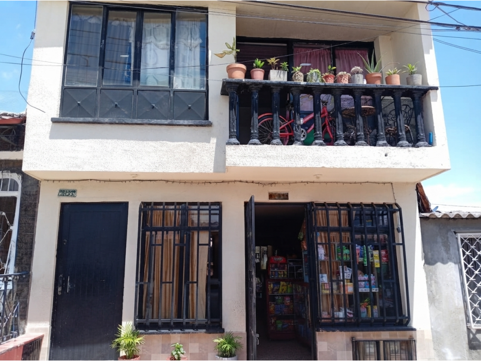 SE VENDE CASA DE 2 PLANTAS EN LA VIRGINIA