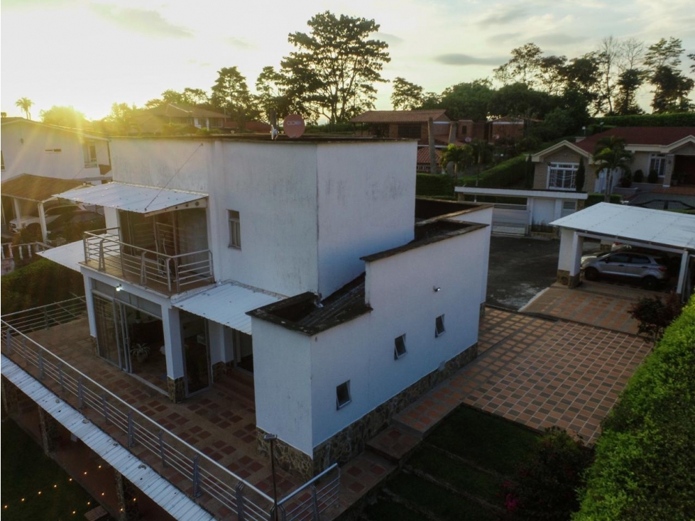 Se vende Casa Campestre de Lujo en Vía Calarcá
