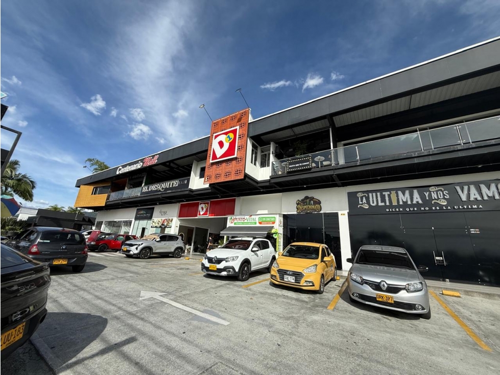 Venta amplio local en centro comercial