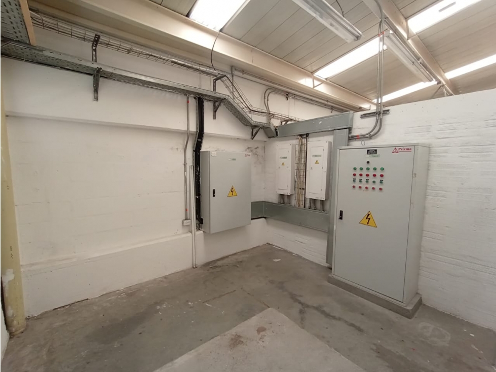 LOCAL COMERCIAL, OFICINAS O BODEGA ARRIENDO VIA MONTENEGRO - 6