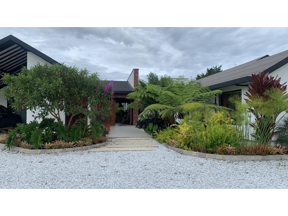 VENDO MODERNA CASA CAMPRESTE EN EL CARMEN DEL VIBORAL