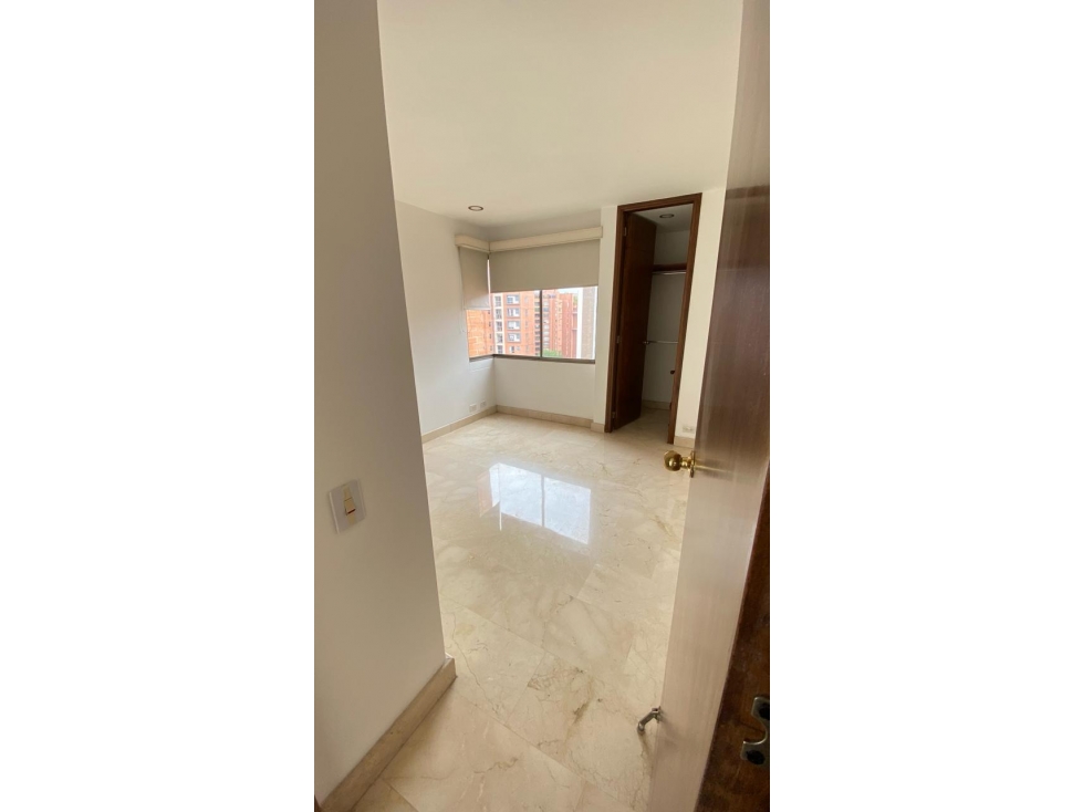 VENDO AMPLIO Y HERMOSO APARTAMENTO EN EL POBLADO LALINDE — foto 2