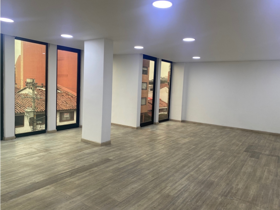 SANTA BARBARA CENTRAL ARRIENDO - OFICINA 76 MTS2 - 5.500.000