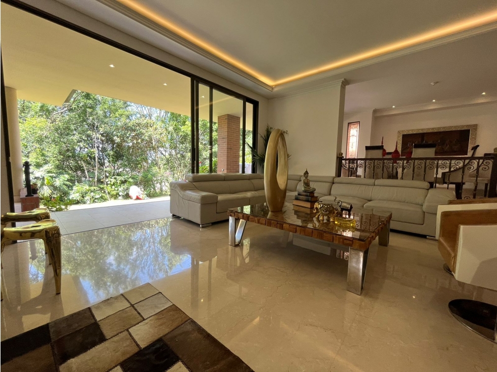 Renta Vacía Espectacular Casa Campestre los Balsos Poblado-Medellín.