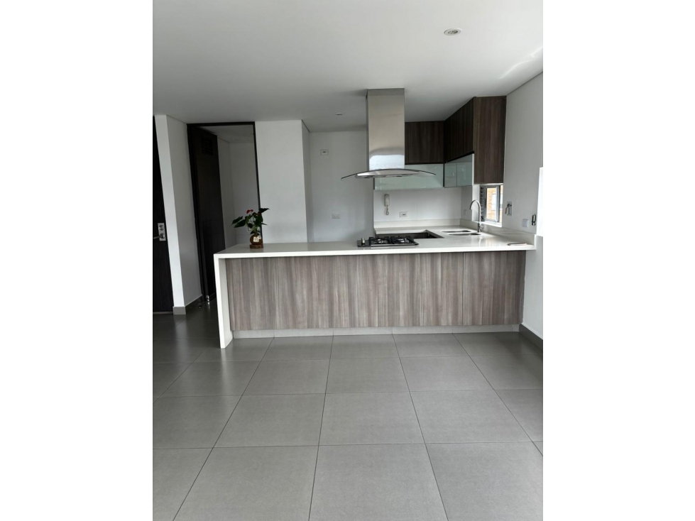 Renta HERMOSO Apartamento vacío Poblado — foto 4