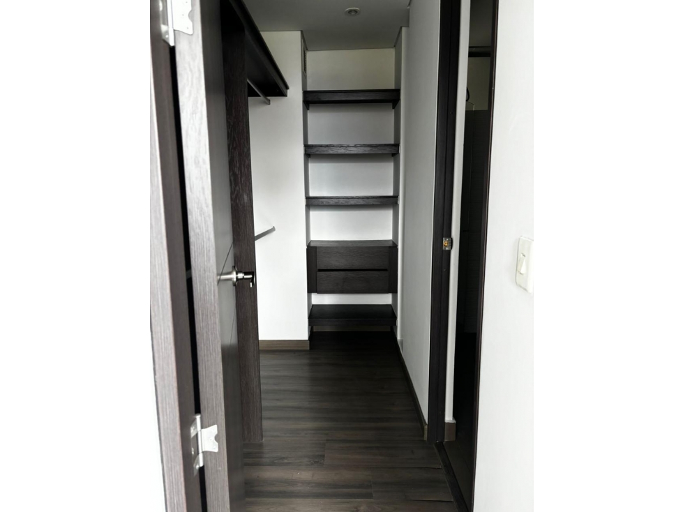 Renta HERMOSO Apartamento vacío Poblado — foto 6