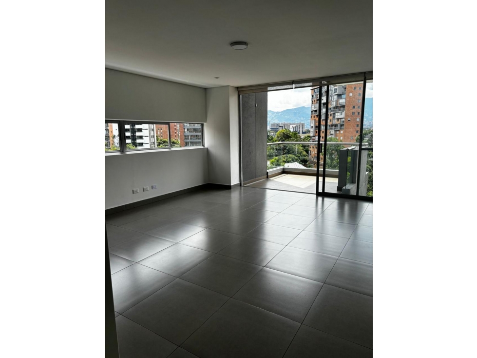 Renta HERMOSO Apartamento vacío Poblado — foto 2