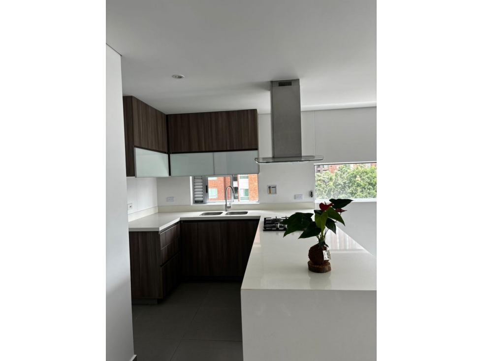 Renta HERMOSO Apartamento vacío Poblado