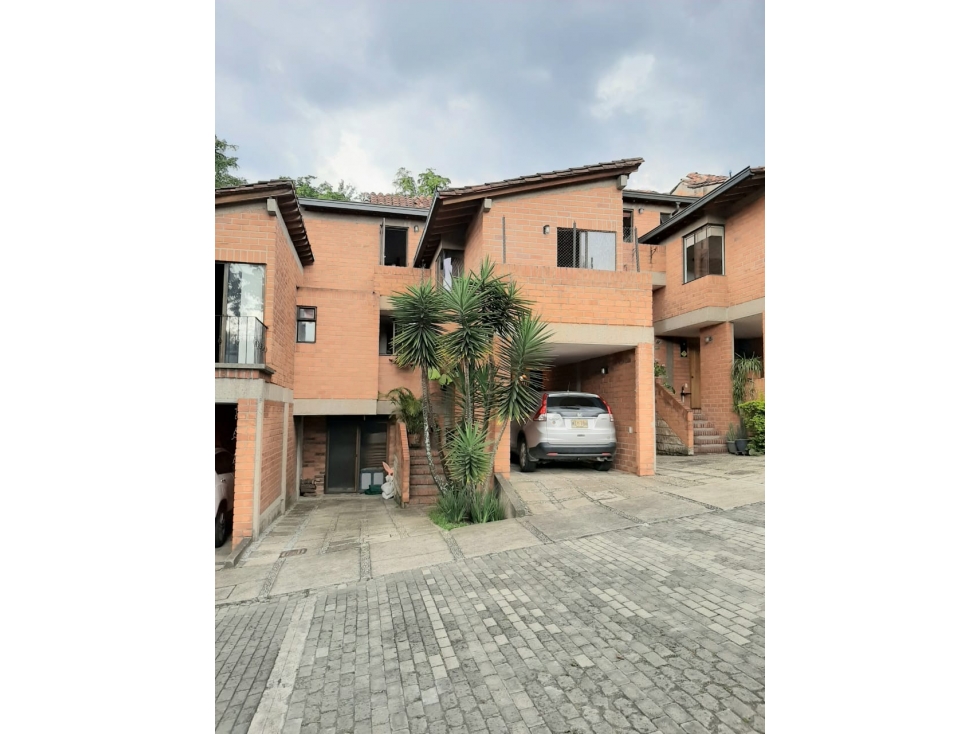 CASA EN VENTA CERCA AL TESORO UNIDAD CERRADA MUY ARBORIZADA — foto 2