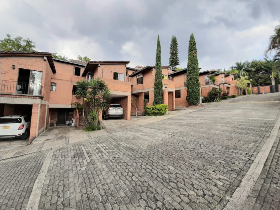 CASA EN VENTA CERCA AL TESORO UNIDAD CERRADA MUY ARBORIZADA