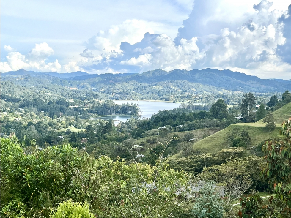 VENDO CASA EN EL RETIRO VISTA A LA REPRESA INMERSA EN EL BOSQUE — foto 2