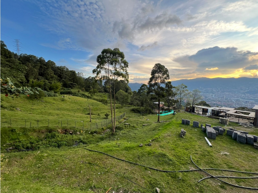 Venta Lote Loma del Chocho Medellín 2350 Mts2 ESQUINERO
