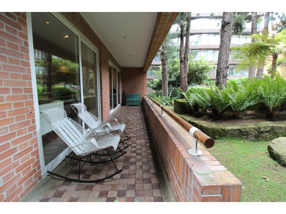 Apto Rosales: 248m2, terraza, 3 cuartos, 2.5 baños y 3 garajes