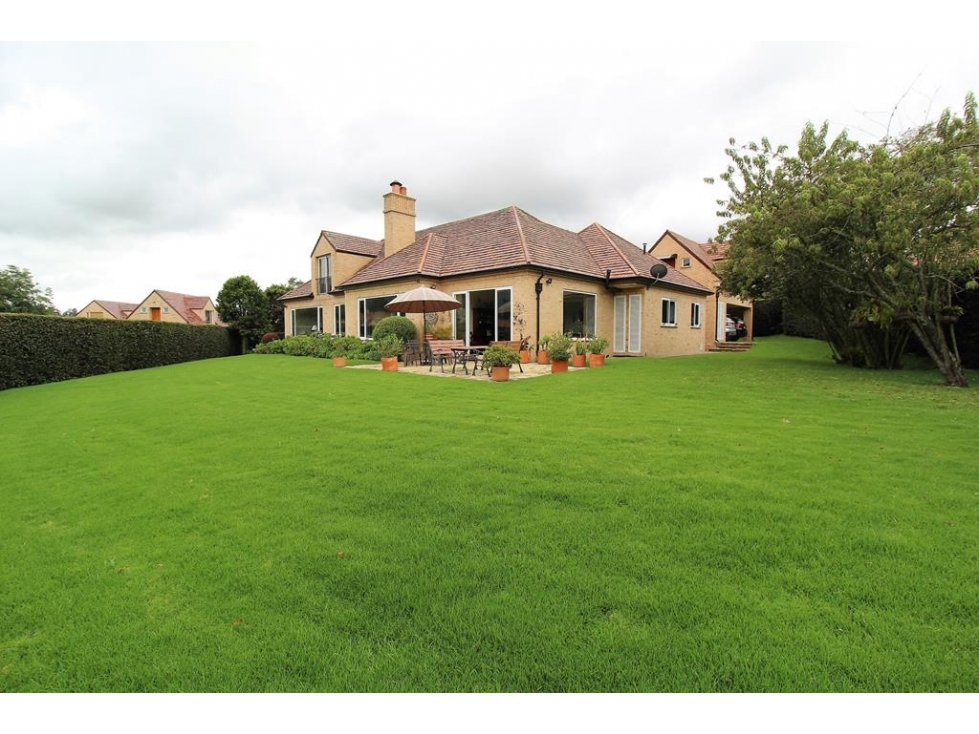 Casa Santa Ana de Chía 1: 462m2, terraza, jardín, 4 o 5H y 5.5B