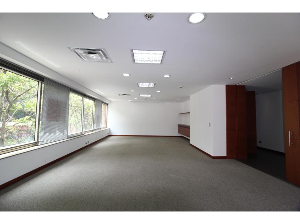 Oficinas El Nogal: 186m2, 2B y 4P