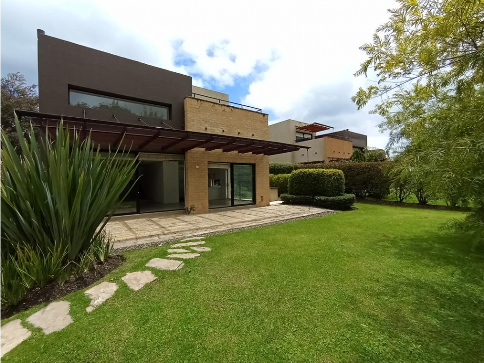 Casa La Pradera: 298m2, jardín, terrazas, 3H y 3.5B / Clubhouse