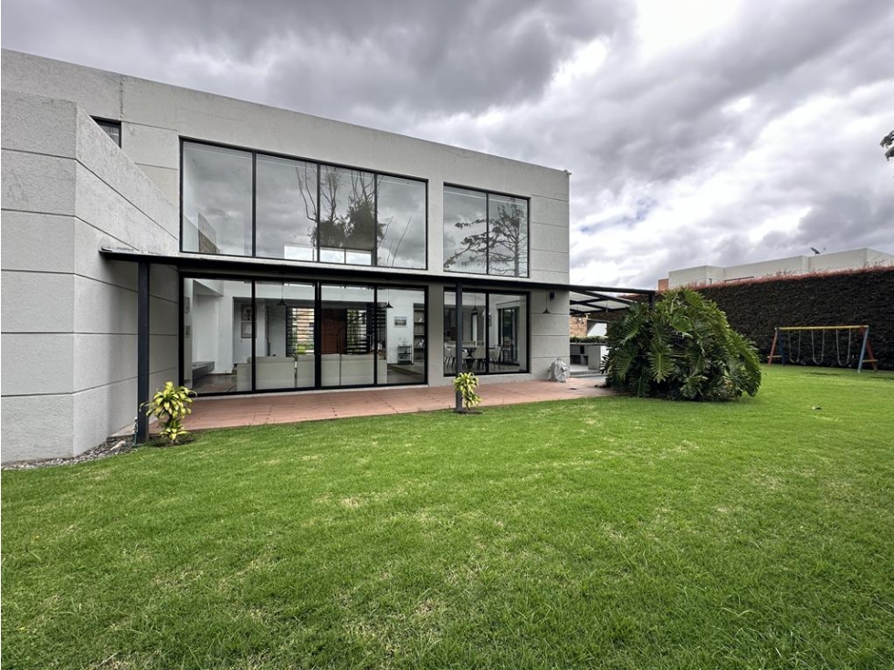 Casa Guaymaral: 567m2, jardín, terrazas, 4H, 4.5B y 4P