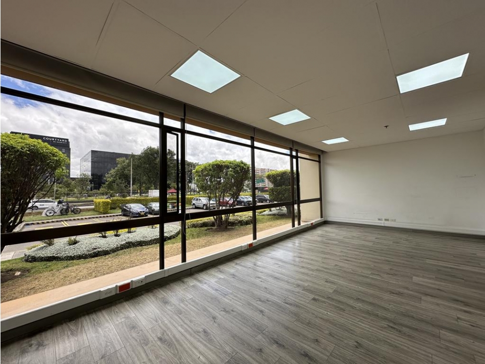 Oficinas sector El Dorado: 227m2, 2 baños y 2 parqueaderos