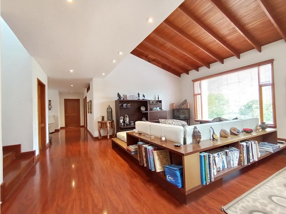 Casa La Calera: 585m2, lote 2300m2, jardín y terraza con pérgola - 2